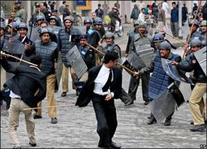 The Pakistani police face off with Pakistani protesters